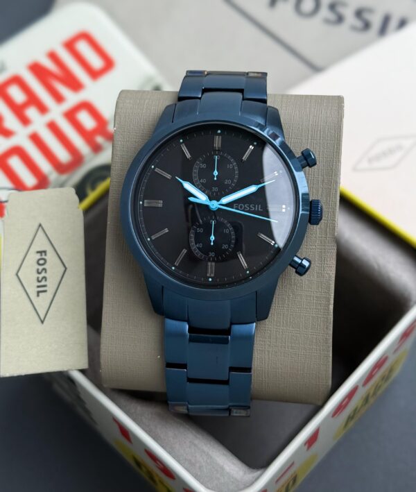 his 44mm Bronson features a black satin dial, chronograph movement and a blue metal strap. ✅