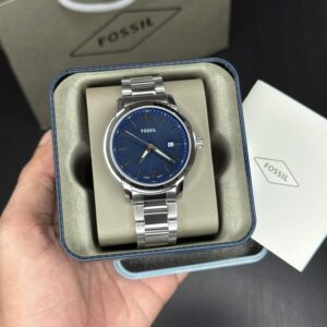 Its sleek design complements any casual outfit, making it the perfect accessory for everyday wear.