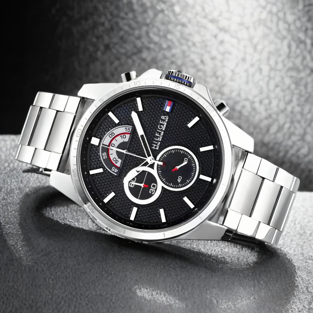 An eye-catching steel round dial makes this men's analog Decker Collection from Tommy Hilfiger a great inclusion to your watch collection. ✅