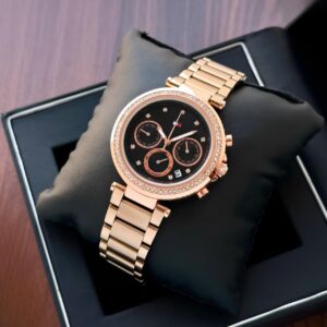 Indulge in elegance with this exquisite Tommy Hilfiger rose-gold ladies’ watch — a true statement piece that effortlessly merges refined design with modern flair. ⌚